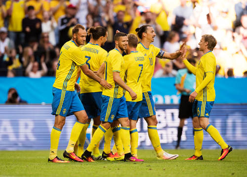 Sveriges Andreas Granqvist, Erik Johansson, Marcus Berg, Sebastian Larsson, Zlatan Ibrahimovic och Emil Forsberg jublar efter 2-0-målet