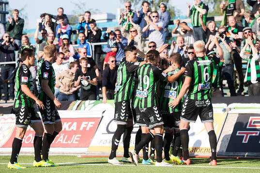 GAIS spelare jublar framför klacken