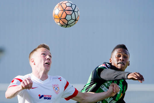 Assyriskas Gustav Jarl och GAIS Luther Singh i kamp om bollen