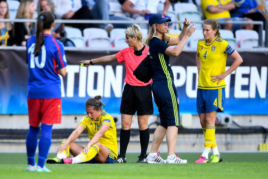 Sveriges Lina Nilsson sitter i gräset skadad och