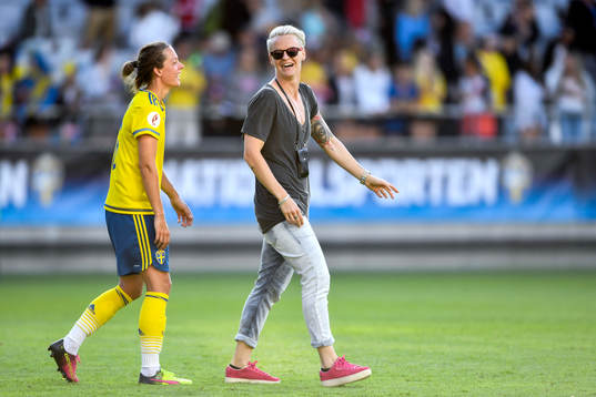 Sveriges Lina Nilsson och Nilla Fischer skrattar