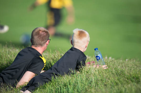 Far och son i matchen för pojkar födda 2002 mellan IFK Hässleholm och Hässleholms IF i Hässleholm 6 juni 2016.