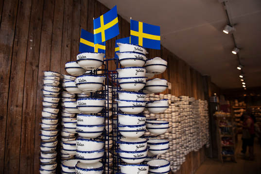 Keramikskålar med Zlatan Ibrahimovics namn på i en butik