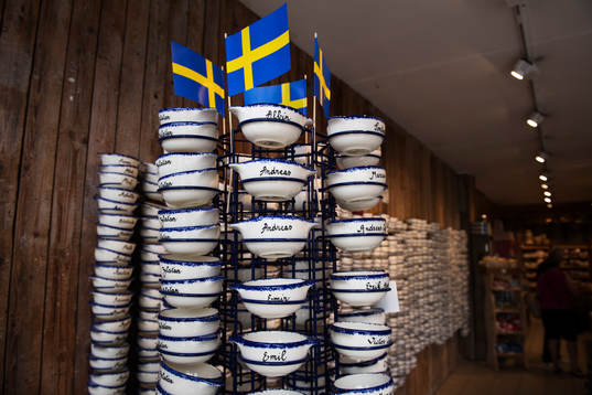Keramikskålar med namn på Sveriges spelare i en butik