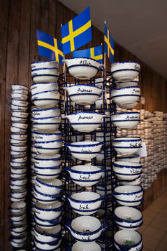 Keramikskålar med namn på Sveriges spelare i en butik
