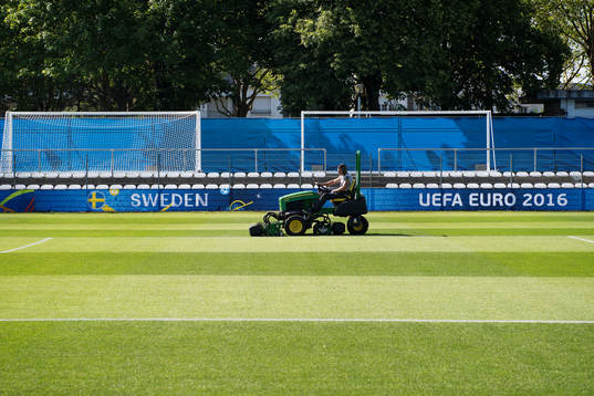 En planskötare klipper gräset