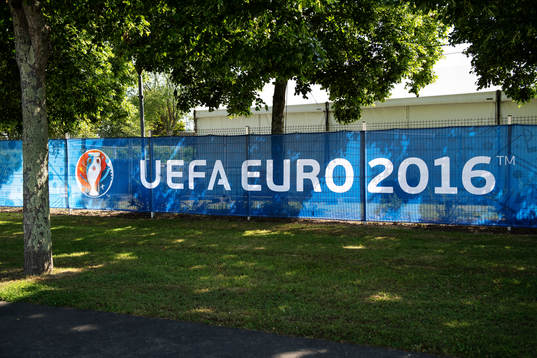 Banner för UEFA Euro 2016 utanför Sveriges träningsanläggning Stade Leo Lagrange