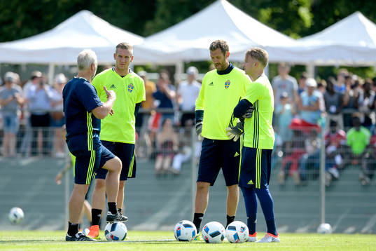 Sveriges målvaktstränare Lars Eriksson pratar med