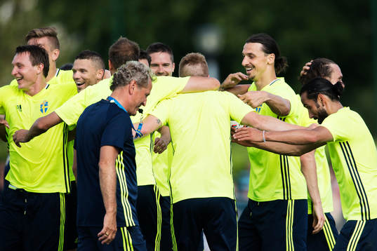 Kim Källström, Marcus Berg, Zlatan Ibrahimovic med flera jublar