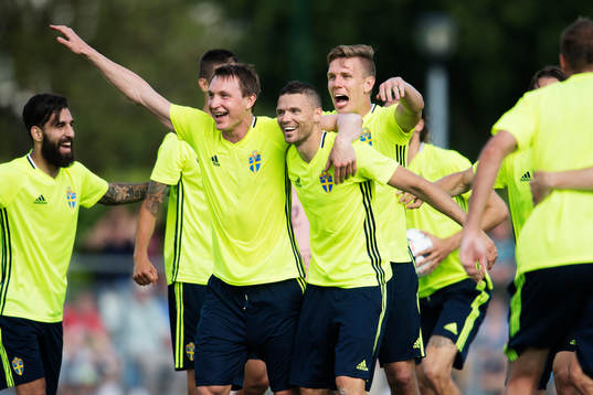 Kim Källström, Marcus Berg och Pontus Wernbloom jublar