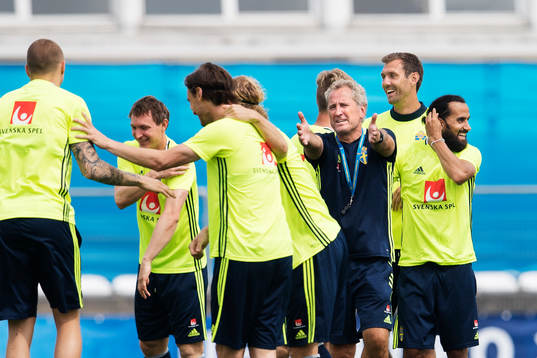 Kim Källström, förbundskapten Erik Hamrén, Andreas Isaksson och Erkan Zengin skrattar