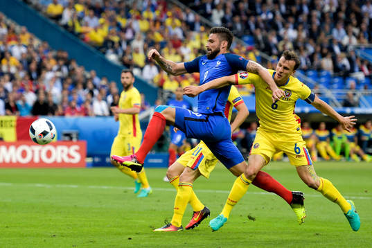 Frankrikes Olivier Giroud och Rumäniens Vlad Chiricheş