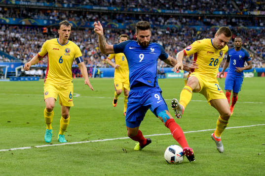 Frankrikes Olivier Giroud och Rumäniens Vlad Chiricheş och Adrian Popa