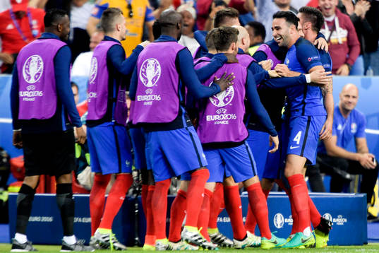 Frankrikes Olivier Giroud jublar med lagkamraterna efter 1-0