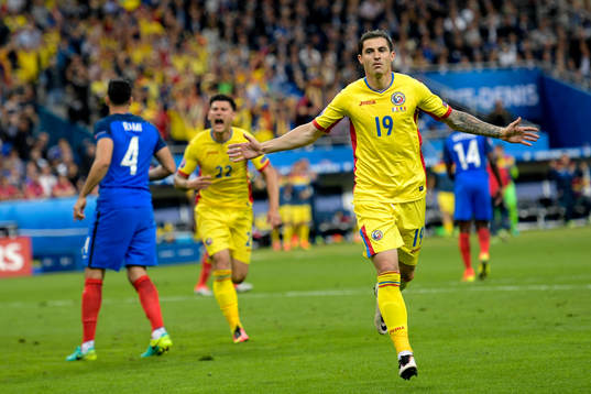 Rumäniens Bogdan Stancu kvitterar till1-1 på straff och jublar