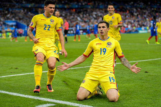 Rumäniens Bogdan Stancu kvitterar till1-1 på straff och jublar