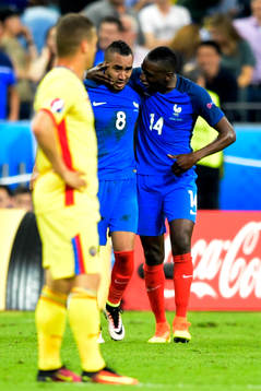 Frankrikes Dimitri Payet och Blaise Matuidi jublar efter 2-1 av Payet