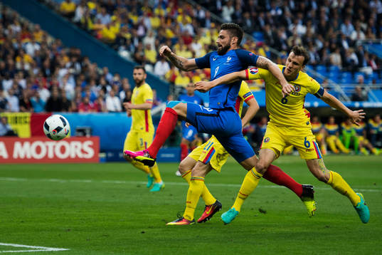 Frankrikes Olivier Giroud tar sig förbi Rumäniens Vlad Chiriches