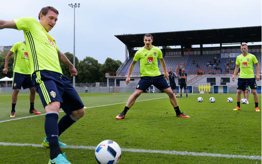 Sveriges Kim Källström, Zlatan Ibrahimovic och Sebastian