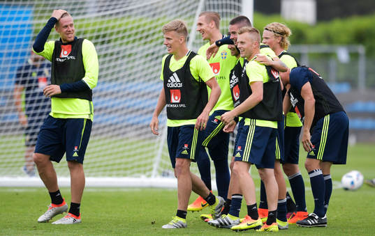Sveriges Pontus Jansson, Pontus Wernbloom. målvakt Robin Olsen, Mikael Lustig, Sebastian Larsson jublar