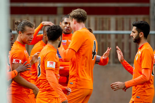 Athletics Tristan Bowen jublar med lagkamraterna efter 1-0