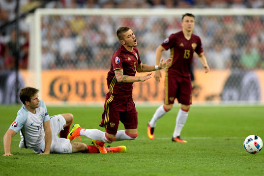 Englands Eric Dier fäller Rysslands Roman Neustädter