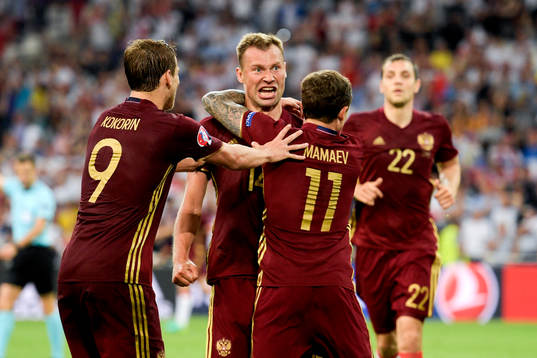 Rysslands Vasili Berezutski jublar efter 1-1