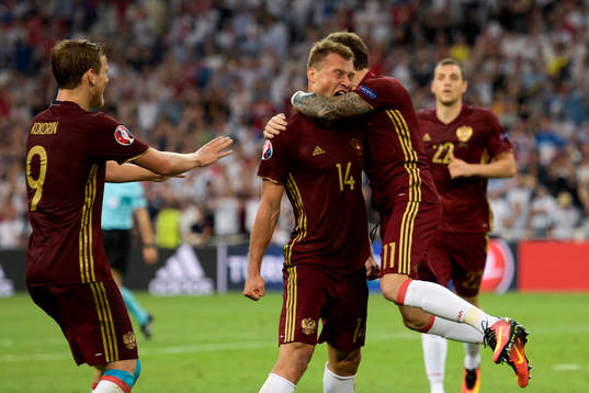 Rysslands Vasili Berezutski jublar efter 1-1