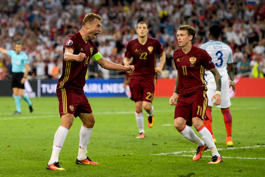 Rysslands Vasili Berezutski jublar efter 1-1