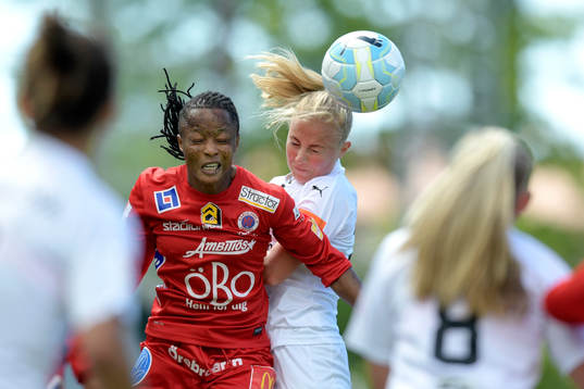 Örebros Ogonna Chukwudi och Rosengårds Ebba Wieder