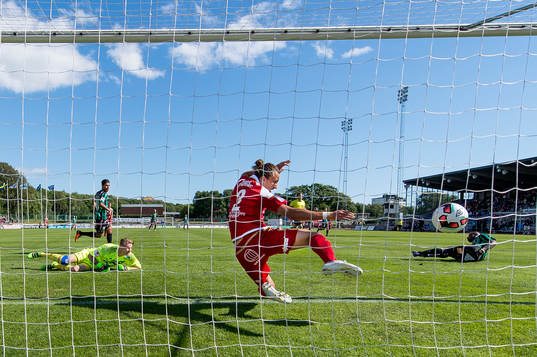 Varbergs Nsima Peter gör 2-0 och Degerfors målvakt Jesse Öst ser på när Jonathan Azulay försöker stoppa bollen