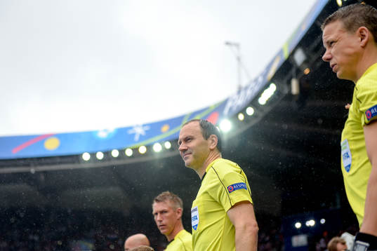 domare Jonas Eriksson, assisterande domare Mathias Klasenius och assisterande domare Daniel Wärnmark inför fotbollsmatchen mellan Turkiet och Kroatien