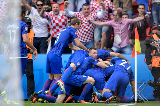 Kroatiens Luka Modric jublar med lagkamraterna efter 0-1