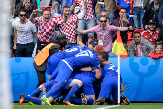 Kroatiens Luka Modric jublar med lagkamraterna efter 0-1