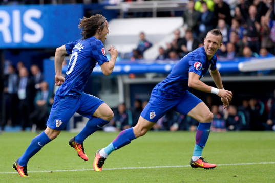 Kroatiens Luka Modric och Ivan Perisic jublar efter 0-1 av Midric