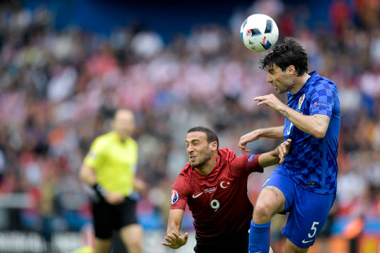 Turkiets Cenk Tosun och Kroatiens Vedran Corluka