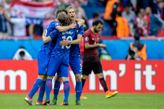 Kroatiens spelare med Luka Modric i spetsen jublar efter fotbollsmatchen mellan Turkiet och Kroatien