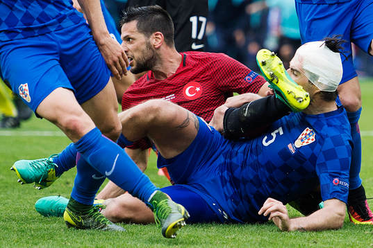 Kroatiens Vedran Corluka får en fot av Turkiets Hakan Balta i ansiktet 