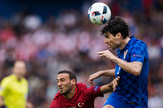 Turkiets Cenk Tosun och Kroatiens Vedran Corluka