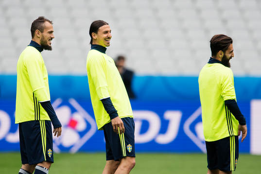 Emir Kujovic, Zlatan Ibrahimovic och Jimmy Durmaz skrattar