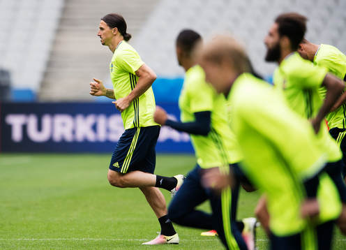 Zlatan Ibrahimovic joggar med lagkamrater