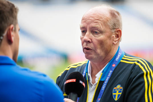 Anders Sigurdson, säkerhetschef Svenska Fotbollförbundet, intervjuas av tv