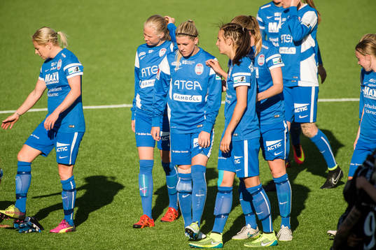 Eskilstunas Olivia Schough tröstas av lagkamraterna