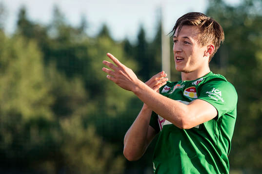 Dalkurds Leonard Pllana jublar mot publiken efter att ha gjort 1-2 på tilläggstid