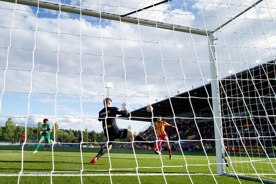 Syrianskas Charbel Ceylan nickar bollen mot Dalkurds