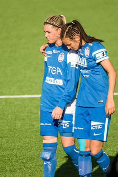 Eskilstunas Olivia Schough tröstas av lagkamraterna