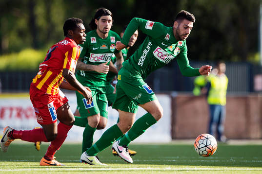 Dalkurds Mirkan Aydin jagas av Syrianskas Success Nwousu