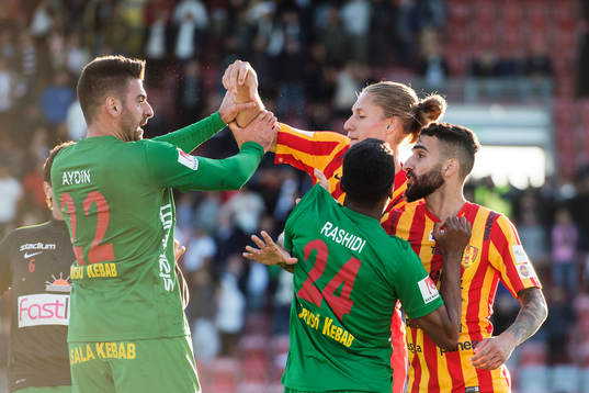 Syrianskas Felix Michel knuffar till Dalkurds Mirkan Aydin