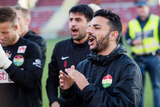 Dalkurds Huvudtränare Poya Asbaghi jublar mot publiken