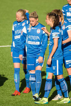 Eskilstunas Olivia Schough tröstas av lagkamraterna